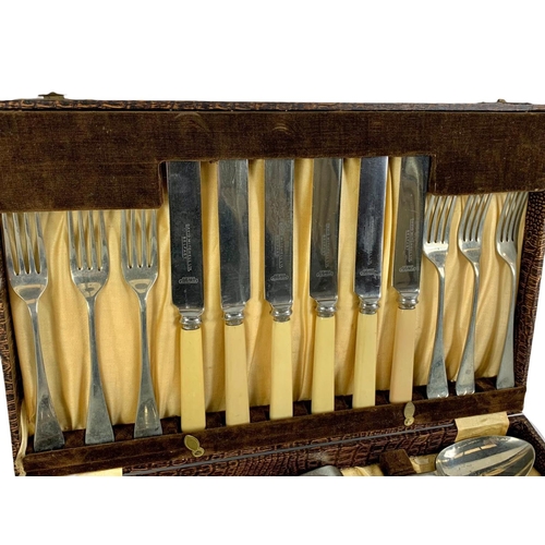 483 - Cutlery set in box. Box measures 36 x 23cm