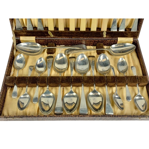 483 - Cutlery set in box. Box measures 36 x 23cm