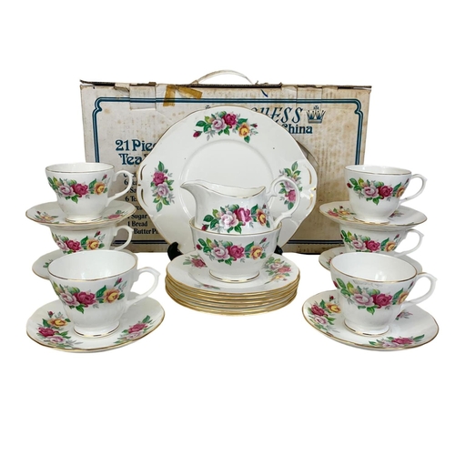 584 - A 21 piece vintage Duchess tea set in original box. Victoria Pattern 455.