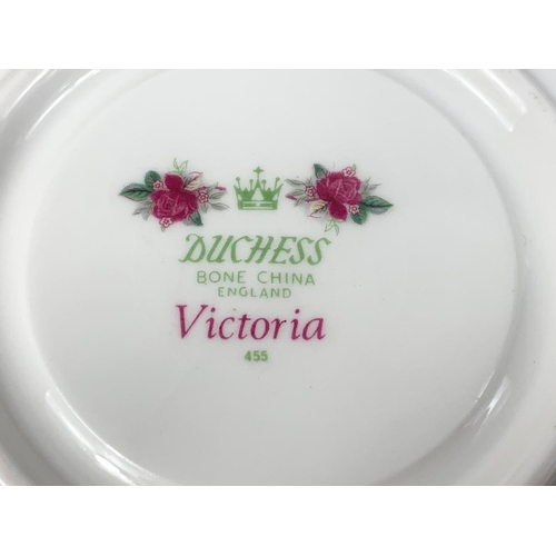 584 - A 21 piece vintage Duchess tea set in original box. Victoria Pattern 455.