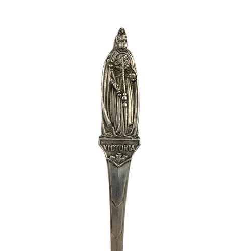 663 - Set of 7 silver spoons depicting British monarchs and another silver spoon. 147 grams