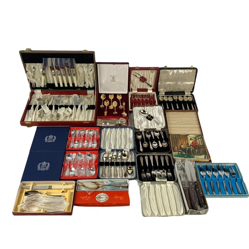 742 - Quantity of cutlery sets in cases.