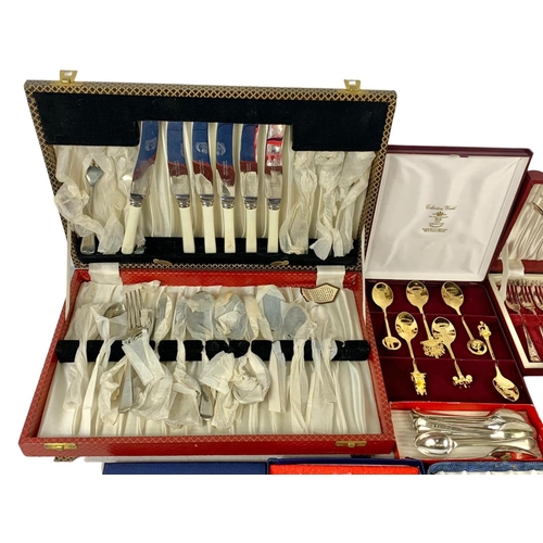 742 - Quantity of cutlery sets in cases.