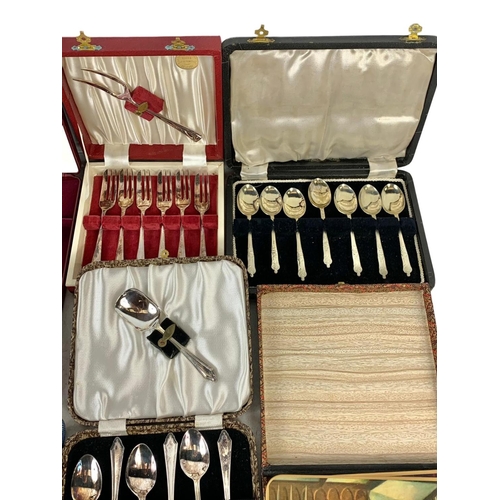 742 - Quantity of cutlery sets in cases.