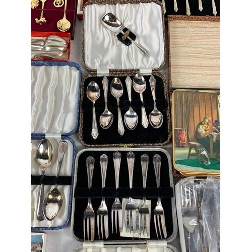 742 - Quantity of cutlery sets in cases.