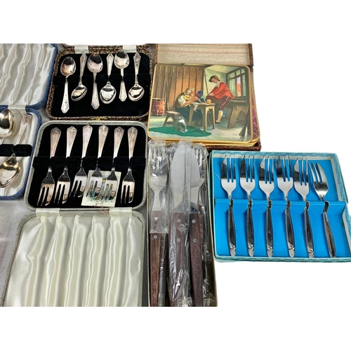 742 - Quantity of cutlery sets in cases.