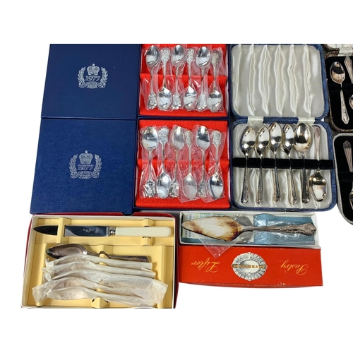 742 - Quantity of cutlery sets in cases.