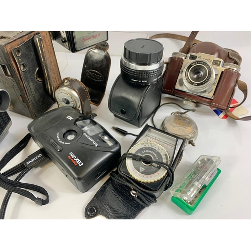 87 - Quantity of vintage cameras etc. Paxette camera, Kodak, Bell & Howell and more.