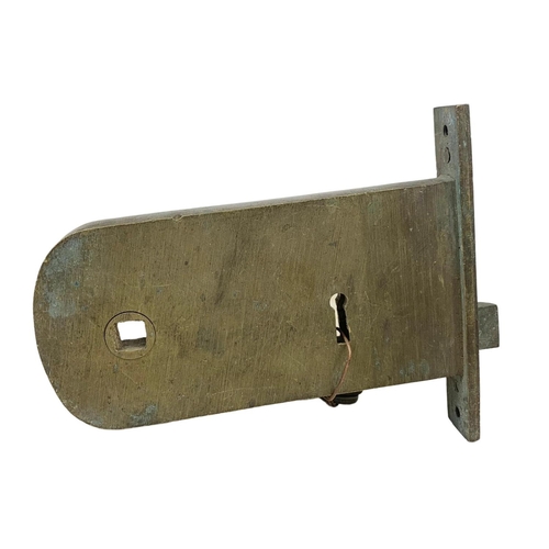 324l - An early 20th century door lock. 16cm.