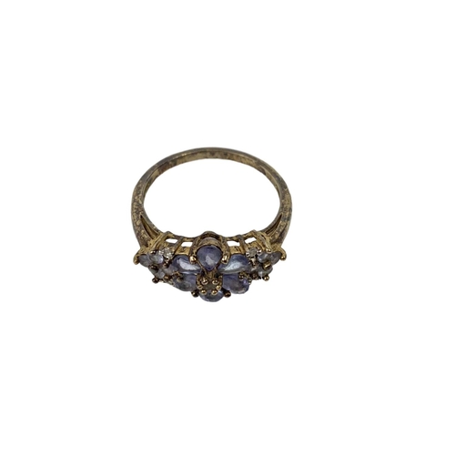 672 - 9ct gold ladies ring. 2.55 grams.