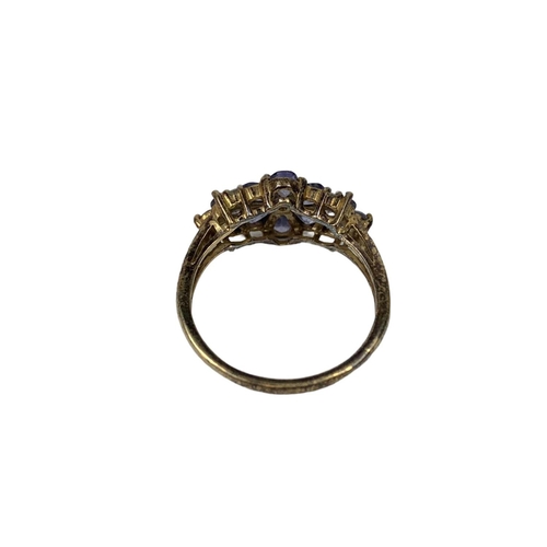 672 - 9ct gold ladies ring. 2.55 grams.