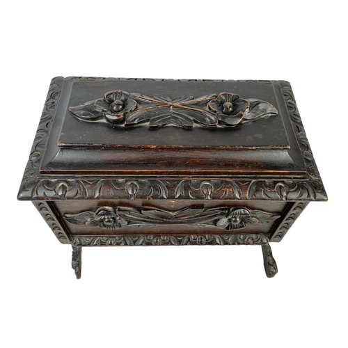 324t - A large 19th century Black Forest carved oak tea caddy. Circa 1870/1880. 38 x 26 x 29cm.