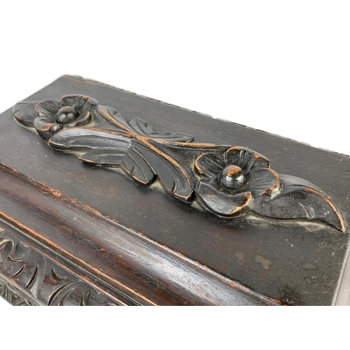 324t - A large 19th century Black Forest carved oak tea caddy. Circa 1870/1880. 38 x 26 x 29cm.