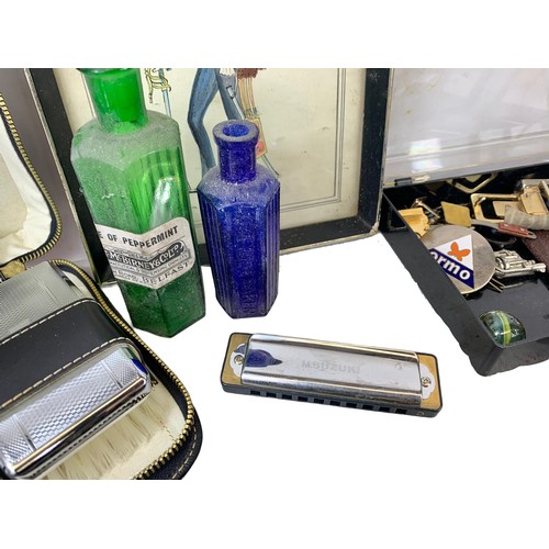 714 - Sundry lot of collectibles. Including Parker Pens “The Calligraphy Set” with 2 extra Parker pens, a ... 