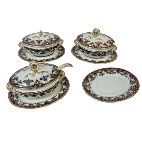 400d - A 19th century Wedgwood “Pearl” 48 piece dinner set. Renaissance. Large tureens measure 35 x 24cm. L... 