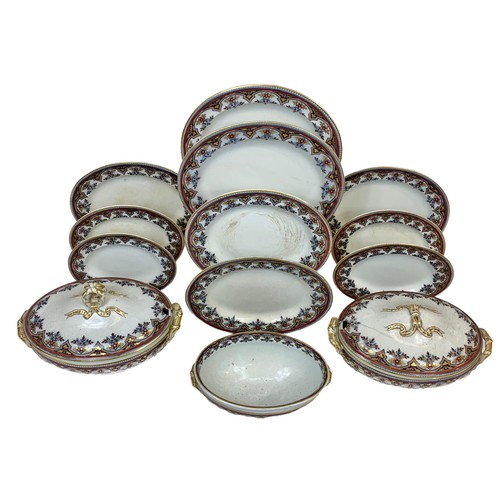 400d - A 19th century Wedgwood “Pearl” 48 piece dinner set. Renaissance. Large tureens measure 35 x 24cm. L... 