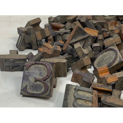 80d - A large collection of late 19th/early 20th century printers letters and numbers. Circa 1900