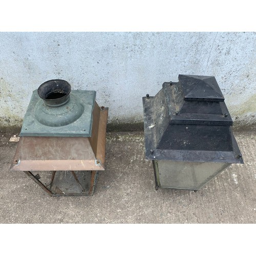 268i - 2 large vintage garden lamps. 38 x 38 x 69cm