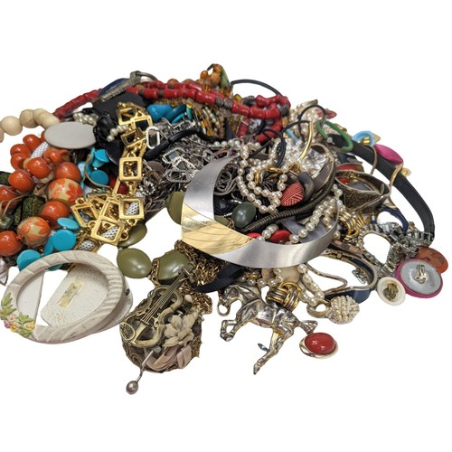 717d - Quantity of costume jewellery