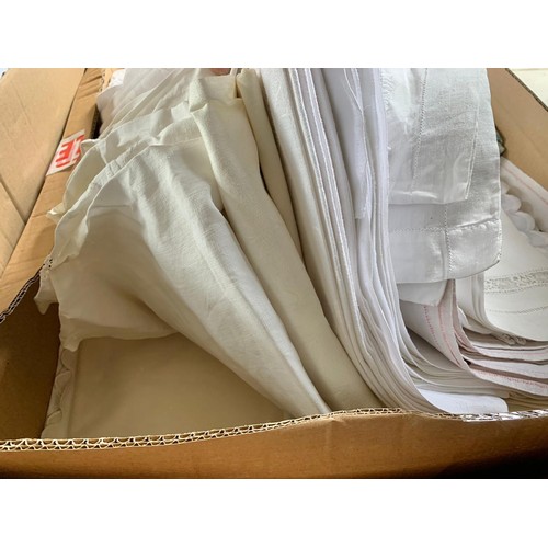 711a - A large quantity of linen.