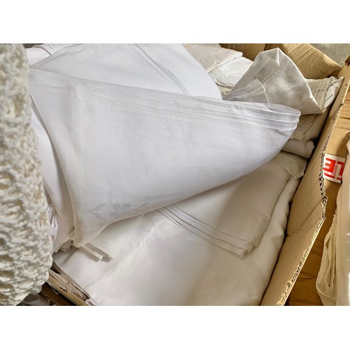 711a - A large quantity of linen.