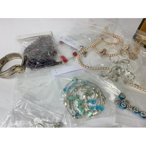 708 - A box of costume jewellery.