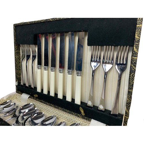 534e - Silver plated cutlery set in case. Case measures 36.5 x 23.5cm