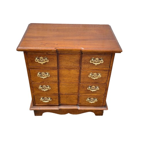 1031 - A small Georgian style chest of drawers. 60 x 37 x 64cm