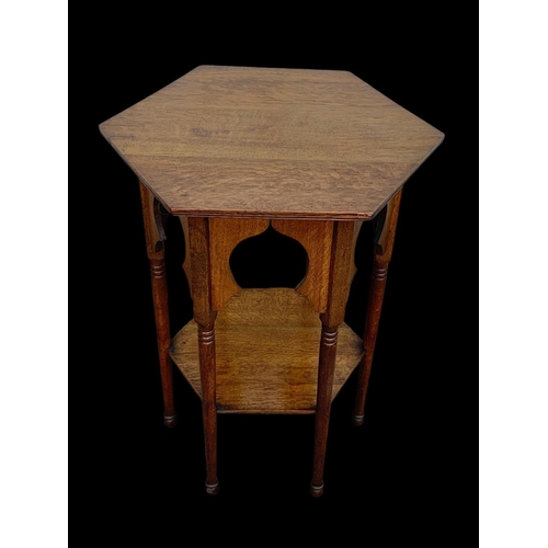 1011 - An Edwardian Arts & Crafts oak 2 tier side table. 55 x 47.5 x 71cm.