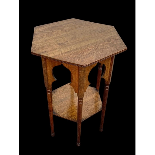 1011 - An Edwardian Arts & Crafts oak 2 tier side table. 55 x 47.5 x 71cm.