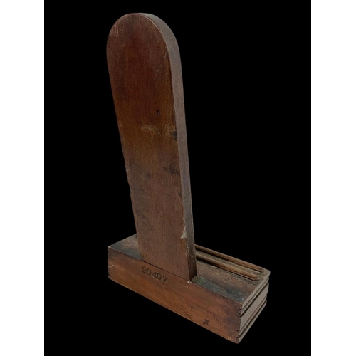 11 - A Georgian mahogany plate stand in the manner of Gillows. 20.5 x 32cm.