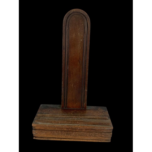 11 - A Georgian mahogany plate stand in the manner of Gillows. 20.5 x 32cm.