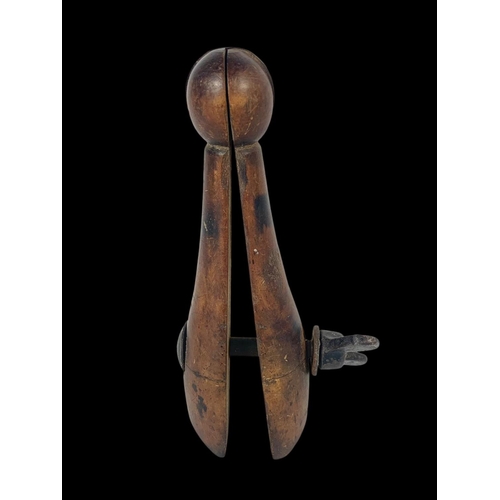 13 - A Georgian clamp. 13cm