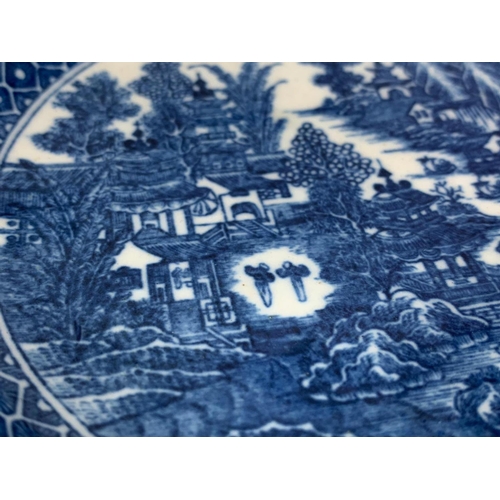 429 - An 18th century Caughley “Pagoda” pattern blue and white Chinese design porcelain plate. Circa 1785.... 