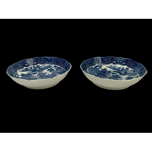 430 - A pair of 18th century Caughley “Pagoda” pattern blue and white Chinese design porcelain bowls. Circ... 