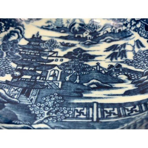 430 - A pair of 18th century Caughley “Pagoda” pattern blue and white Chinese design porcelain bowls. Circ... 