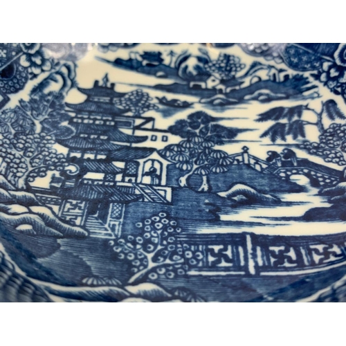 430 - A pair of 18th century Caughley “Pagoda” pattern blue and white Chinese design porcelain bowls. Circ... 