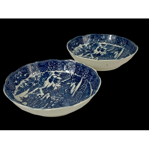 430 - A pair of 18th century Caughley “Pagoda” pattern blue and white Chinese design porcelain bowls. Circ... 