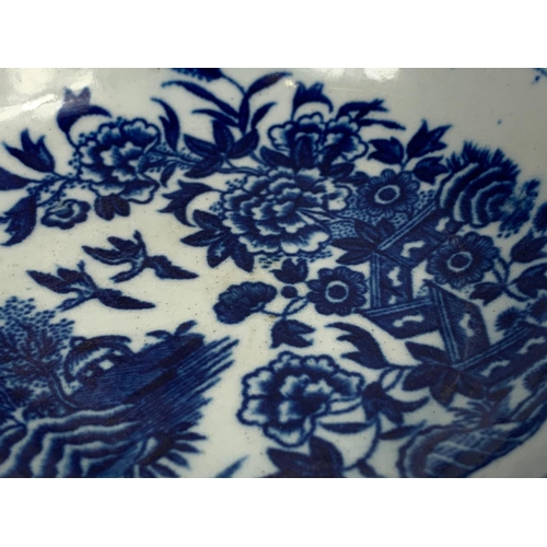 431 - An 18th century first period Worcester “Fence” pattern blue and white porcelain tea bowl. Circa 1765... 