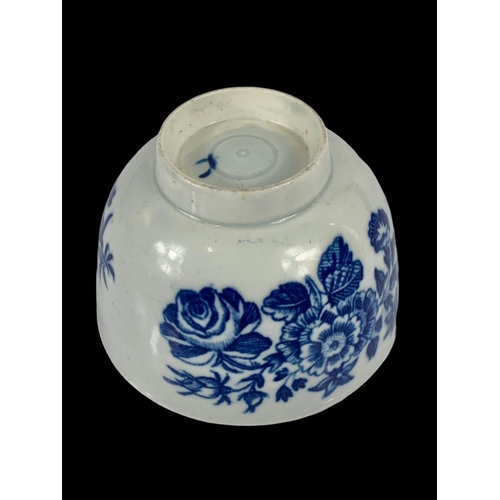 432 - An 18th century first period Worcester “Three Flowers” pattern blue and white Chinese design porcela... 