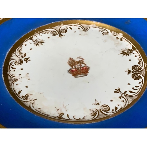 456 - An early 19th century Davenport plate with lion and crown. Number 242. Circa 1805-1820. 21cm.