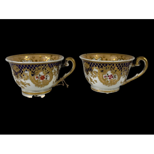 460 - A pair of early 19th century porcelain tea cups. Number 2/252. Circa 1805-1820.