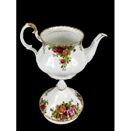 469 - A Royal Albert Old Country Roses teapot. 25 x 21cm