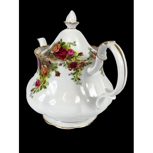 469 - A Royal Albert Old Country Roses teapot. 25 x 21cm