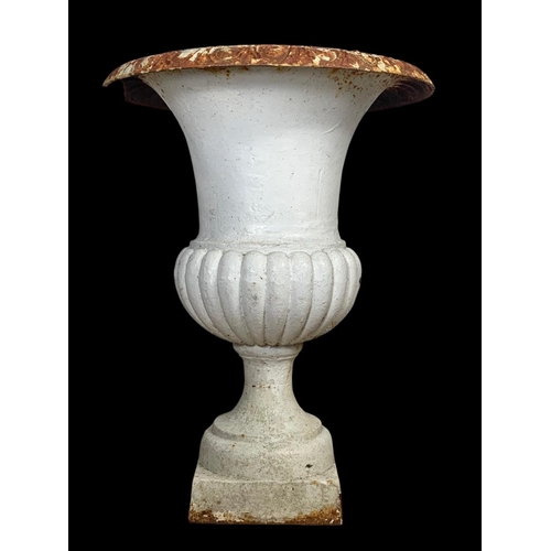 47 - A large early 20th century cast iron garden urn. Circa 1900/1920. 57 x 75cm