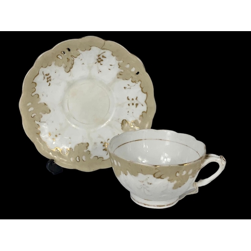 481 - A quantity of 19th century porcelain. Including a Spode cup, pattern number 2036, circa 1825. 6 piec... 