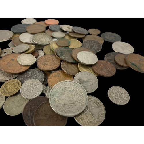 655 - 3 10 shilling notes and a quantity of various British and foreign coins.