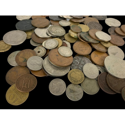 655 - 3 10 shilling notes and a quantity of various British and foreign coins.