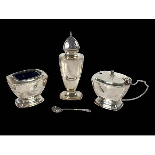 656 - A silver cruet set in case. Birmingham. 192 grams with out liners. Case measures 26.5 x 16 x 6cm.