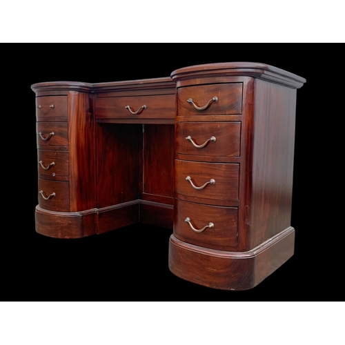 795 - A Victorian style dressing table/desk. 122 x 50.5 x 72.5cm.